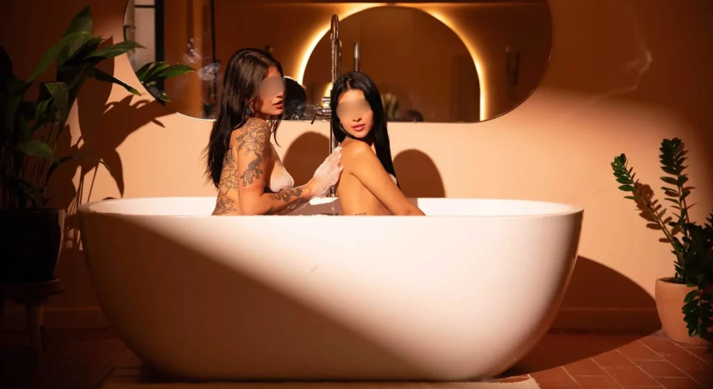 Dúo de masajistas femeninas en baño erótico con espuma, Bliss Barcelona