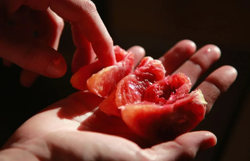 Masaje erótico en Barcelona | Masajistas tántricas | Bliss Barcelona | Blog | beneficios Manos acariciando fruta simbólica para representar el masaje erótico sensorial y terapéutico | Foto #2