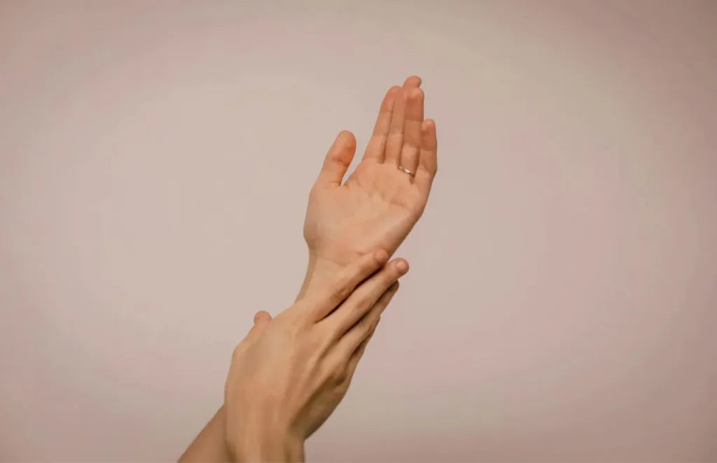 Masaje erótico en Barcelona | Masajistas tántricas | Bliss Barcelona | Blog | beneficios Manos explorando el tacto consciente, clave en los beneficios terapéuticos del masaje erótico | Foto #5