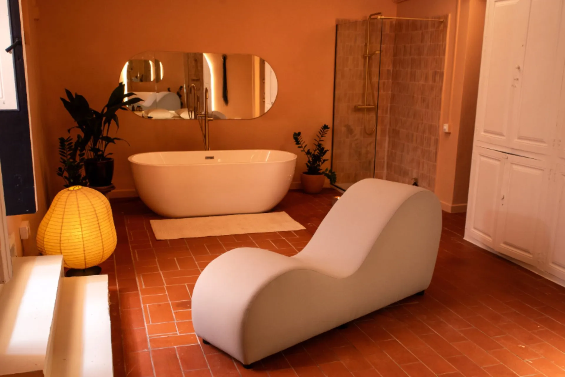 Masaje erótico en Barcelona | Masajistas tántricas | Bliss Barcelona | Nuestros Espacios | Habitación con tatani bañera y ducha | Slide #1