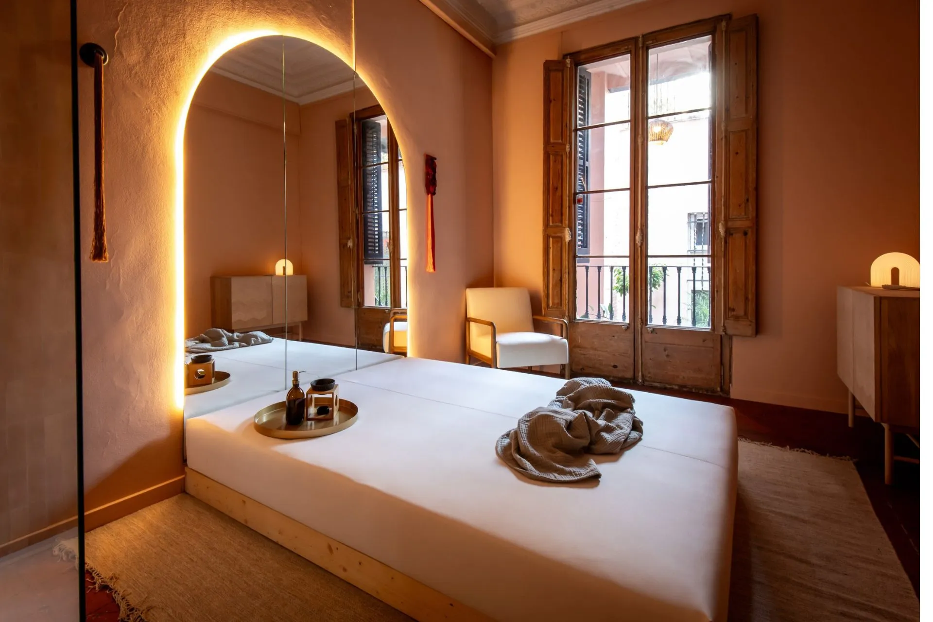 Masaje erótico en Barcelona | Masajistas tántricas | Bliss Barcelona | Nuestros Espacios | Habitación con ducha, espejo y ventanal - vista01 | Slide #2