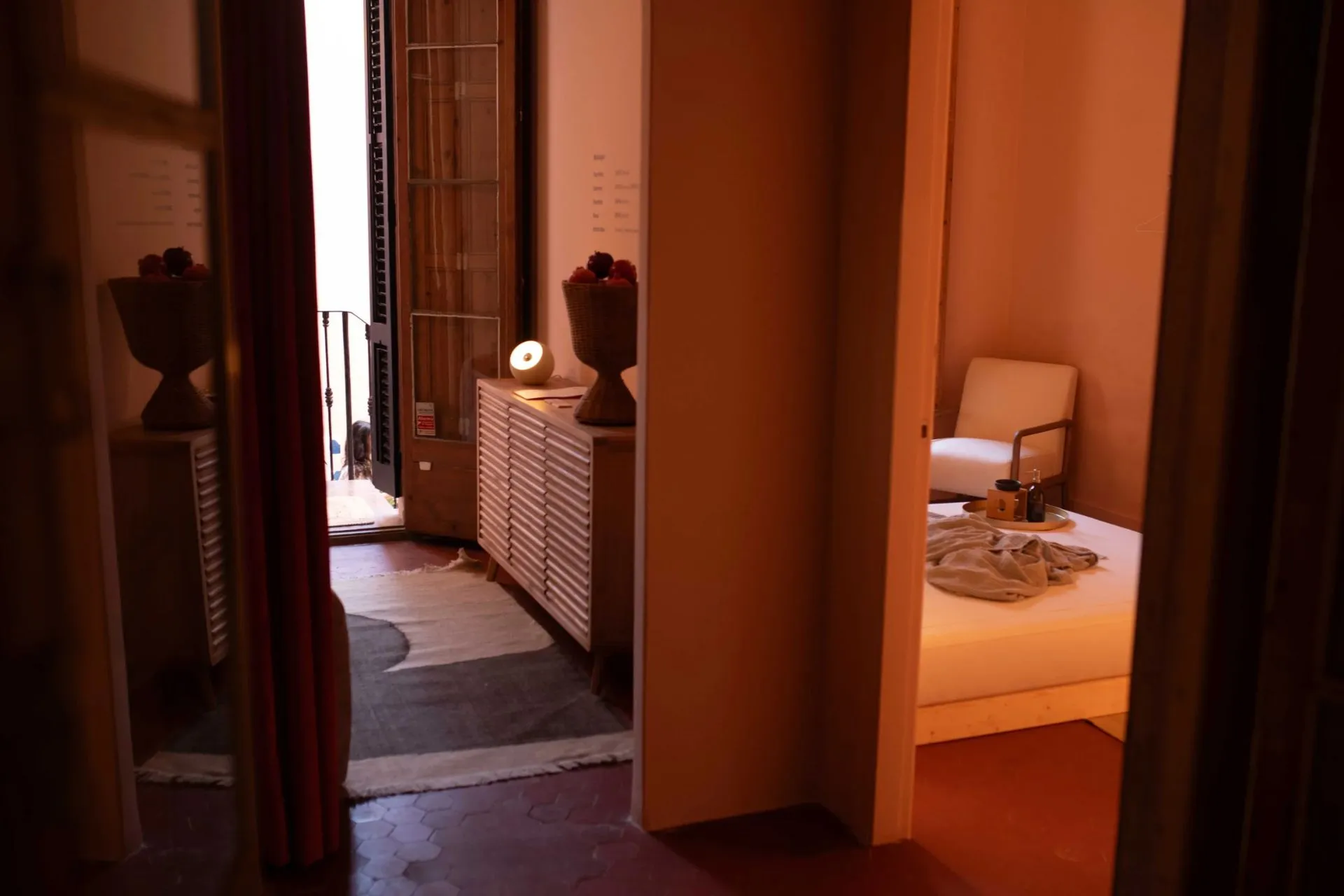 Masaje erótico en Barcelona | Masajistas tántricas | Bliss Barcelona | Nuestros Espacios | Habitación con balcón | Slide #3