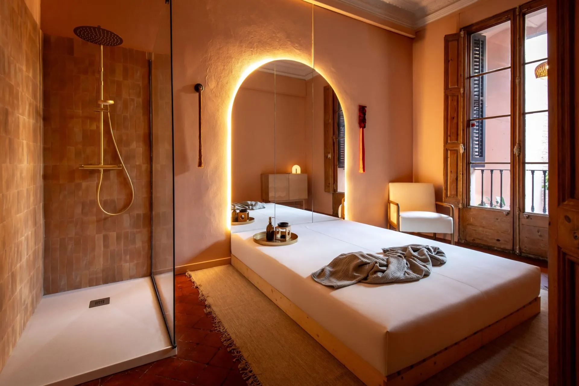 Masaje erótico en Barcelona | Masajistas tántricas | Bliss Barcelona | Nuestros Espacios | Habitación con ducha, espejo y ventanal | Slide #4