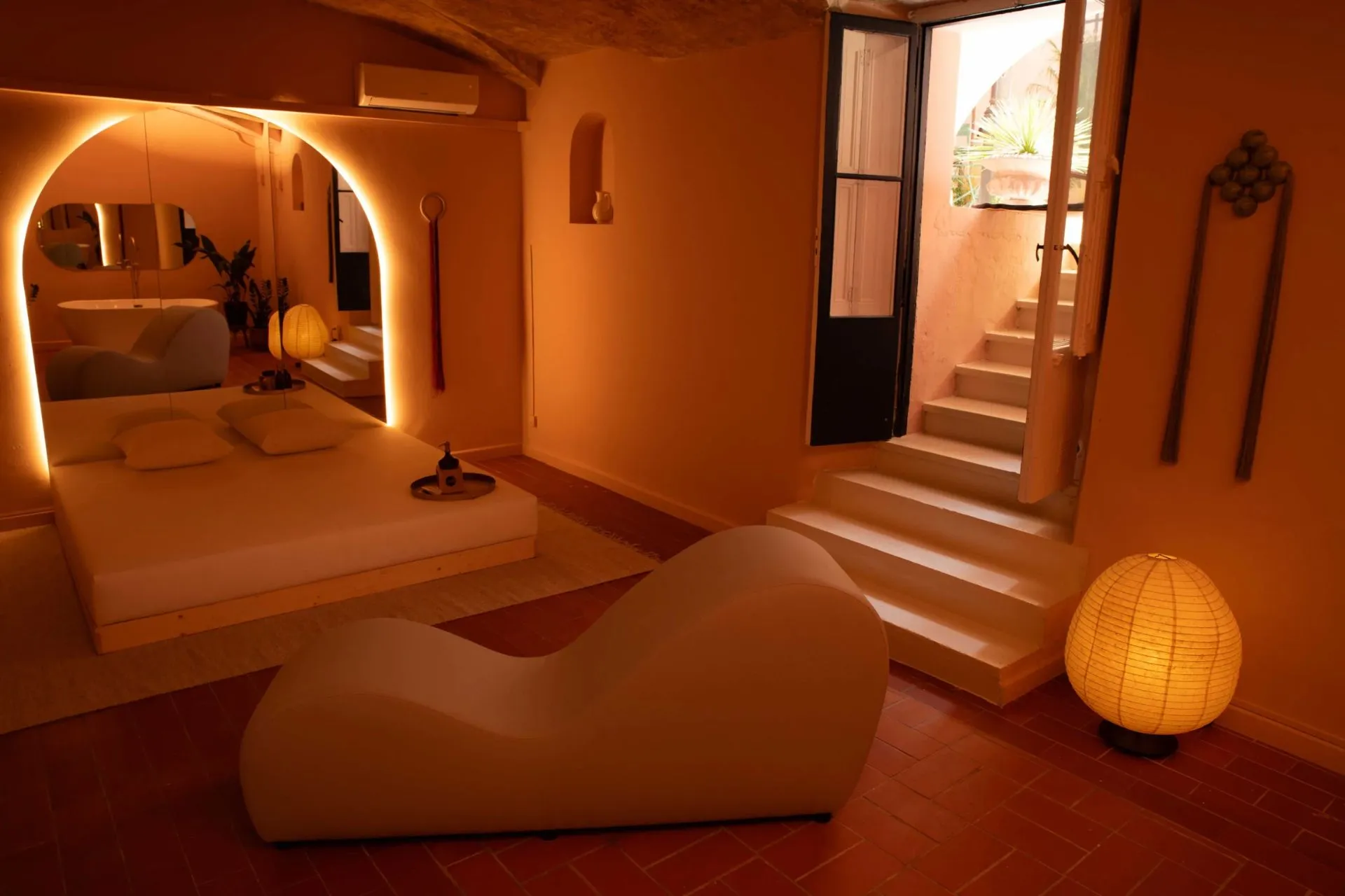 Masaje erótico en Barcelona | Masajistas tántricas | Bliss Barcelona | Nuestros Espacios | Suite con tatani bañera y ducha | Slide #5