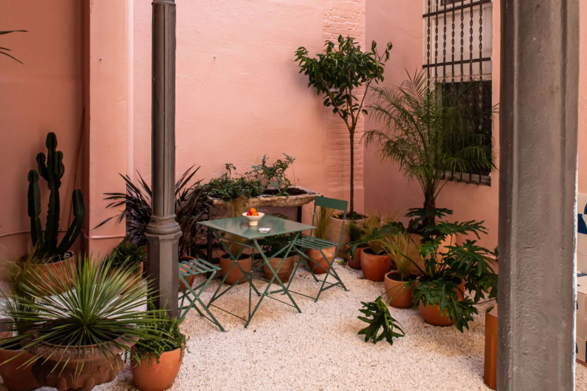 Masaje erótico en Barcelona | Masajistas tántricas | Bliss Barcelona | Nuestros Espacios | Espacio común de relax | Slide #6