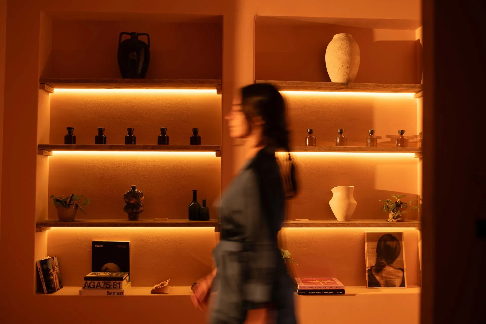 Masaje erótico en Barcelona | Masajistas tántricas | Bliss Barcelona | Nuestros Espacios | Estantería con i;iluminación indirecta | Slide #7