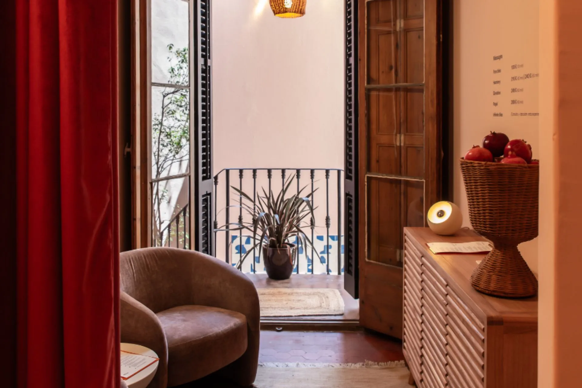 Masaje erótico en Barcelona | Masajistas tántricas | Bliss Barcelona | Nuestros Espacios | Espacio con balcón | Slide #8