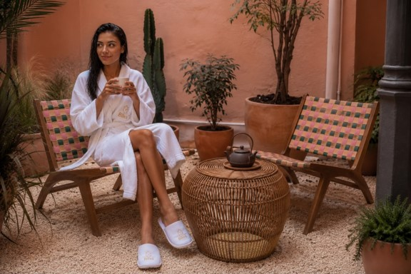 Masaje erótico tantricos | Bliss Barcelona | Blog | Masajes para mujeres | Chica con albornoz, té y zapatillas | Foto #01